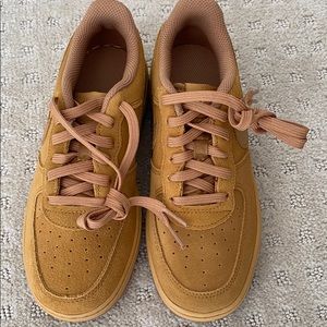 Boys size 1.5Y Nike shoes